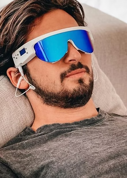 un-homme-se-repose-avec-des-lunettes-de-luminothérapie-psio