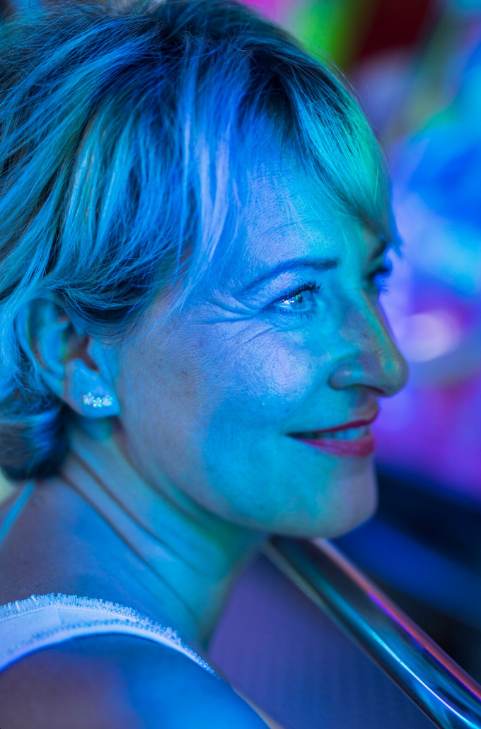 femme-qui-regarde-au-loin-avec-un-spectre-lumineux-multicolore-en-fond