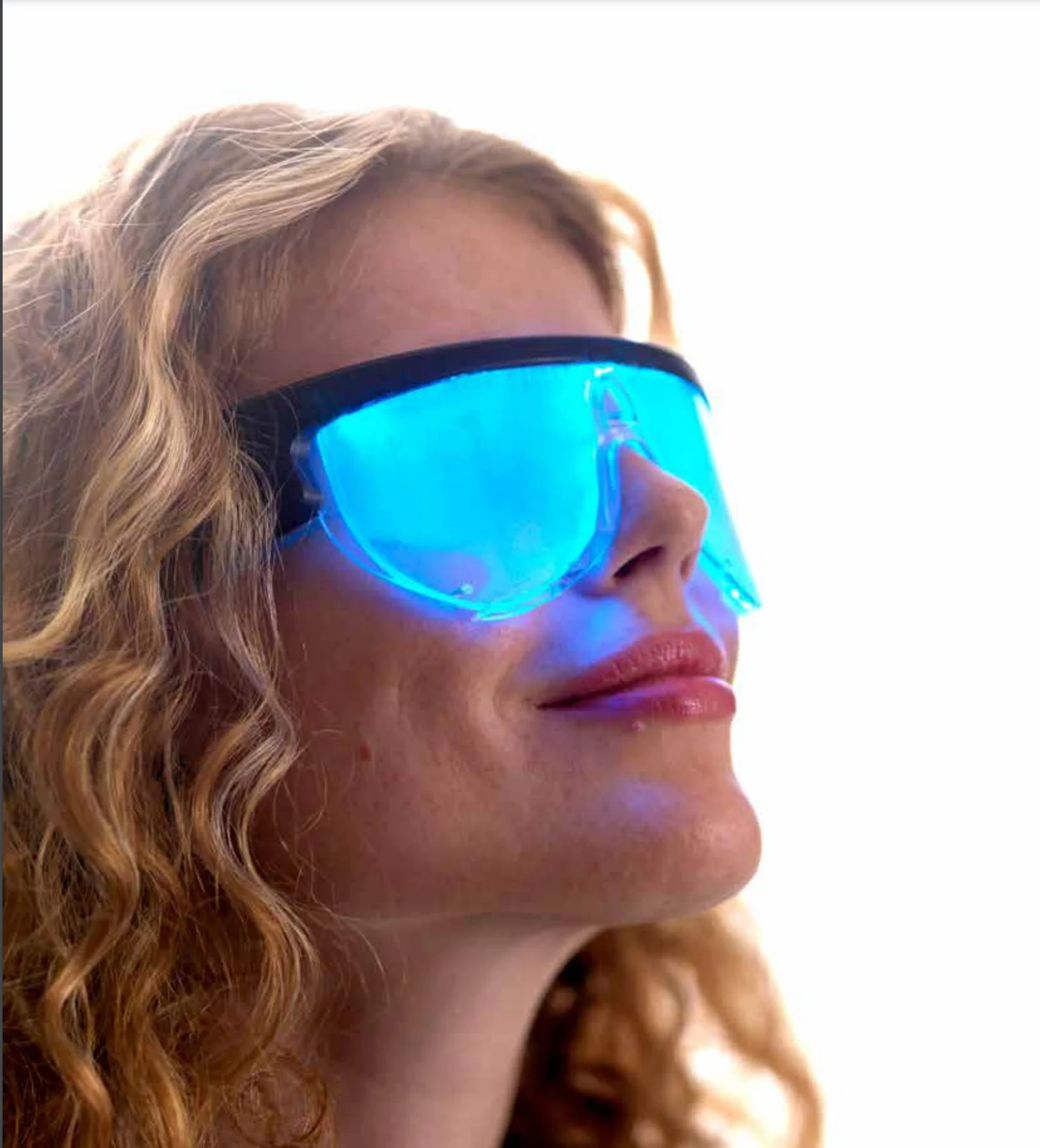 une-femme-sourit-en-profitant-de-sa-seance-de-lumino-relaxo-therapie